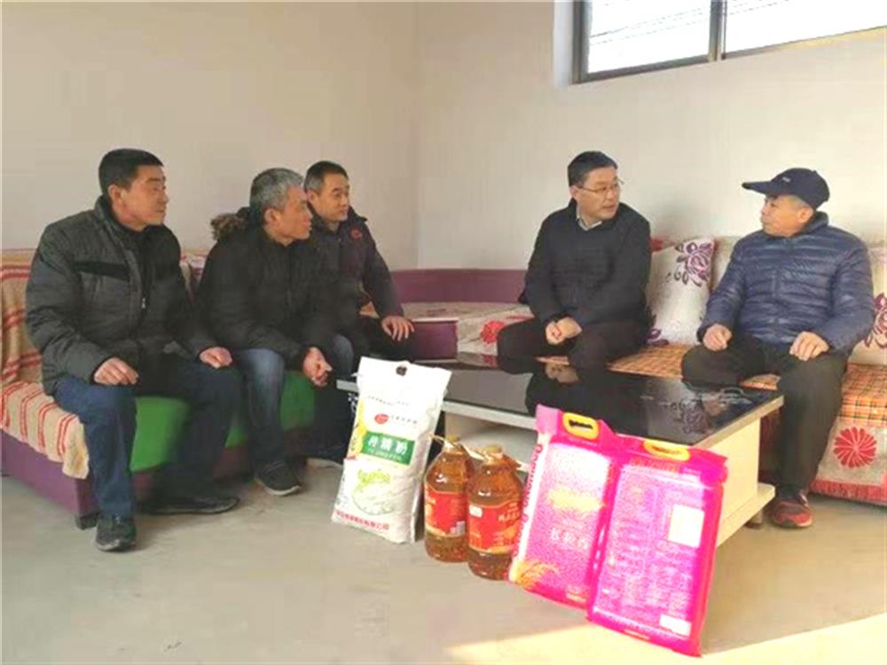 濟(jì)南產(chǎn)發(fā)集團(tuán)節(jié)前走訪(fǎng)慰問(wèn)第一書(shū)記任職村困難群體