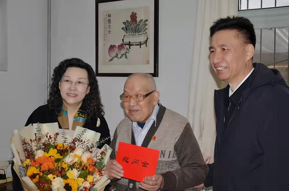 濟南產(chǎn)發(fā)集團黨委副書記、總經(jīng)理黃蓓走訪慰問離休老干部、老黨員